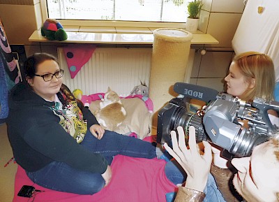 Kein Lampenfieber: Auch vor dem Objektiv von Kameramann Christian Hennicke (mit Tierpflegerin Katharina Kühle und Autorin Kati Kolbe) behielt Katze „Champagne“ ihre Ruhe.